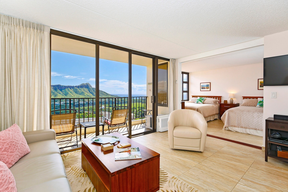 Len si predstavte tieto ničím nerušené panoramatické výhľady na Diamond Head, Tichý oceán a Gold Coast z vašej jednotky na 35. poschodí! Moderný a moderný, tento klimatizovaný apartmán má vkusné havajské prvky a môže sa v ňom ubytovať až 6 osôb!