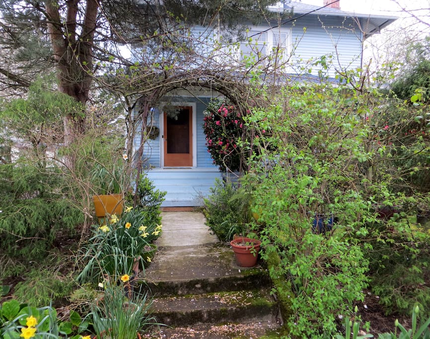 Two bedrooms in 1910 Farmhouse in North Portland just 13 blocks from the University of Portland