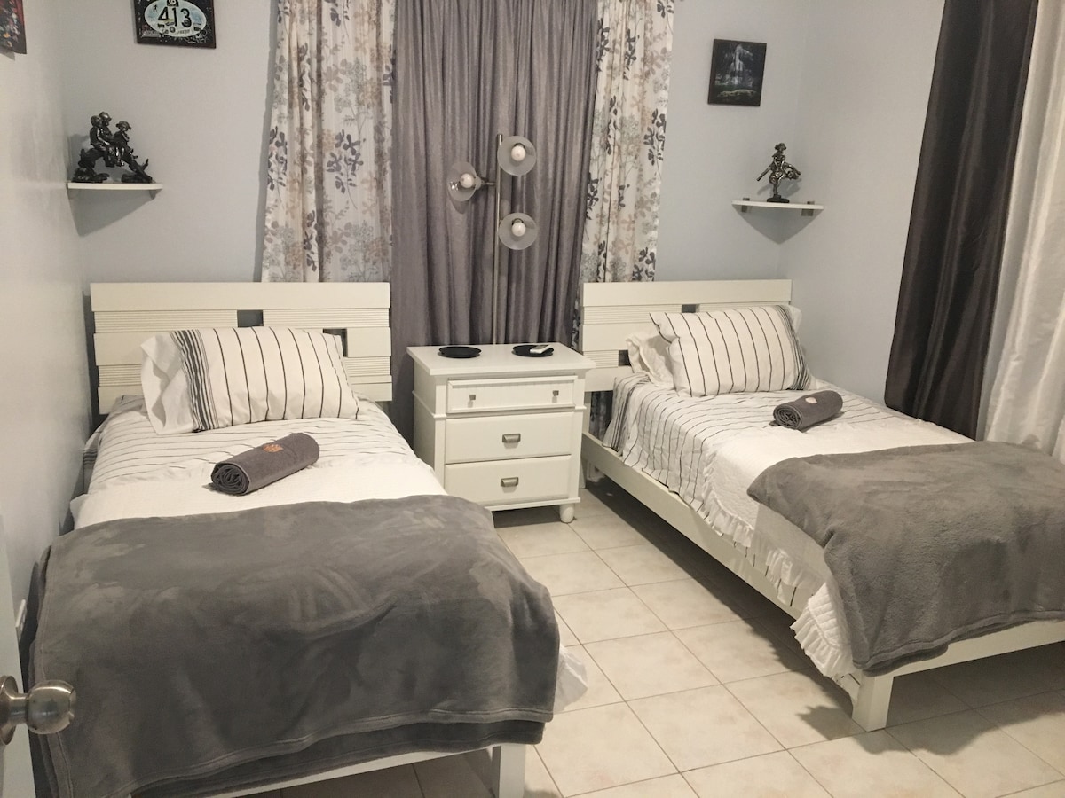 Spavaća soba #1 - 2 kreveta za 1 osobu s ventilatorom i klima-uređajem (apartman 3)