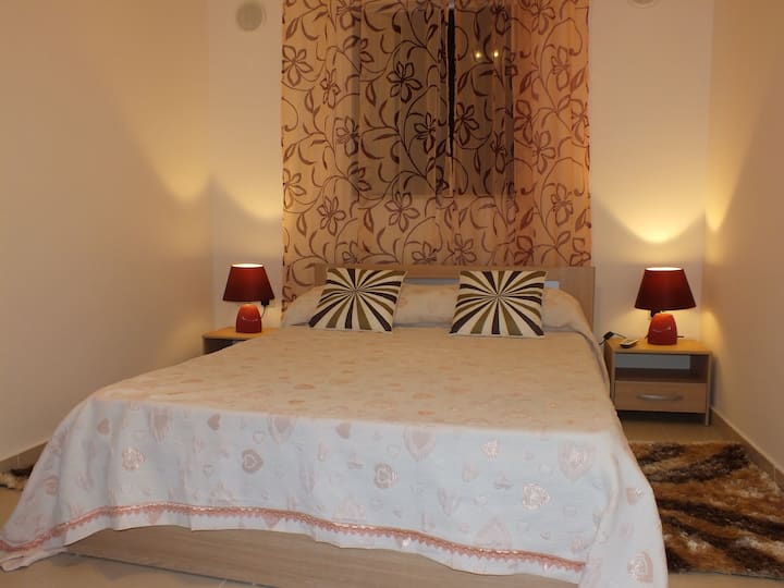Dhomë gjumi dopio me një/c dhe ventilator tavani