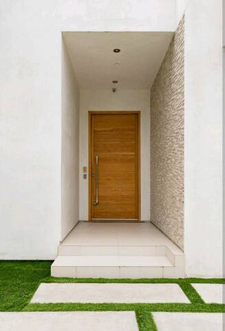 Bervely Grove Luxurious gallery image 4