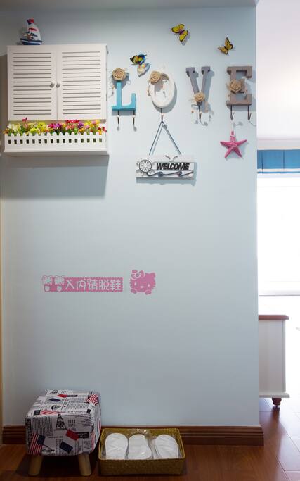 玄关 Entrance area,进门后有温馨小凳子,您可以坐下释放您的脚,换上舒适的一次性拖鞋