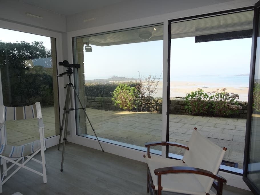 Salon ouvert sur terrasse vue sur mer