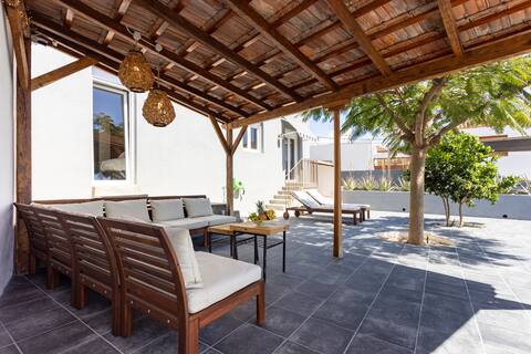 Home2Book Stunning Design House Arafo