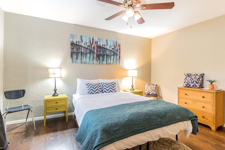 次卧-楼下
标准双人床，配备边桌和梳妆台。 