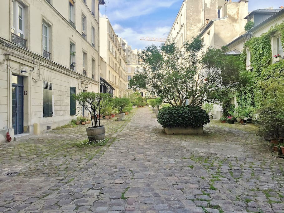 Cour parisienne - Parisian Courtyard