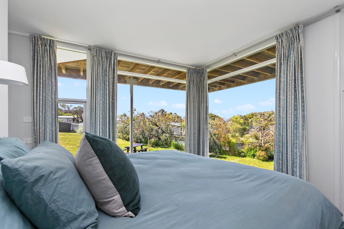 Убав поглед од главната спална соба