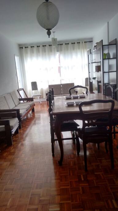 Sala com 2 ambientes.