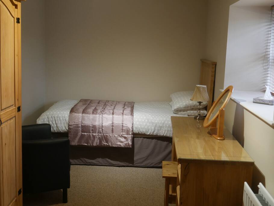 Downstairs single room with adjoining bathroom