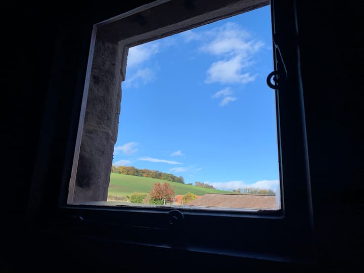 วิวจากห้องนอนเตียงใหญ่ 2 ชั้นล่างไปยังปราสาทกู๊ดริช