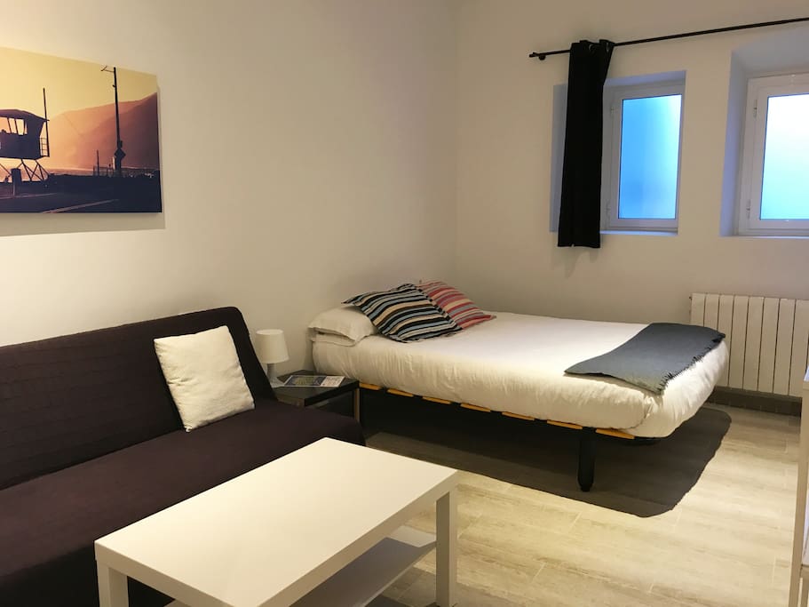 Big double room with sofa bed and private bathroom. FAST WIFI & Heating