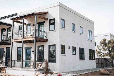 Buena Surf : A Designer's Luxury Getaway STR-19