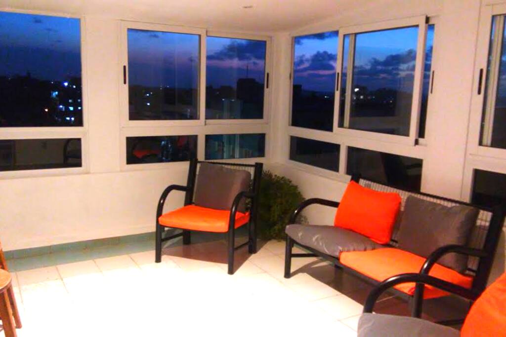 Atardecer
El apartamento está situado en una posición desde la que se observa la puesta del sol en todo su esplendor,pues tiene una espectacular vista al mar y ventanales por dónde se puede
apreciar la puesta del sol.