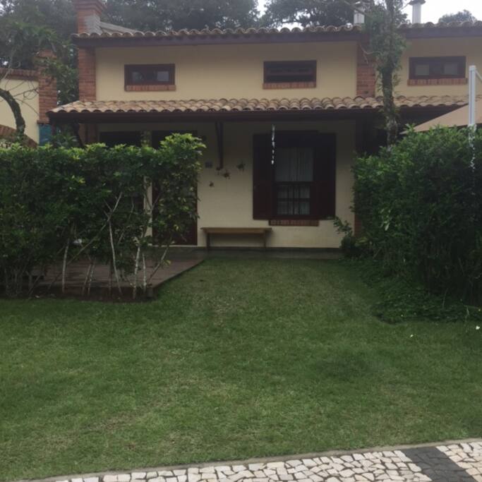 Frente para a rua...