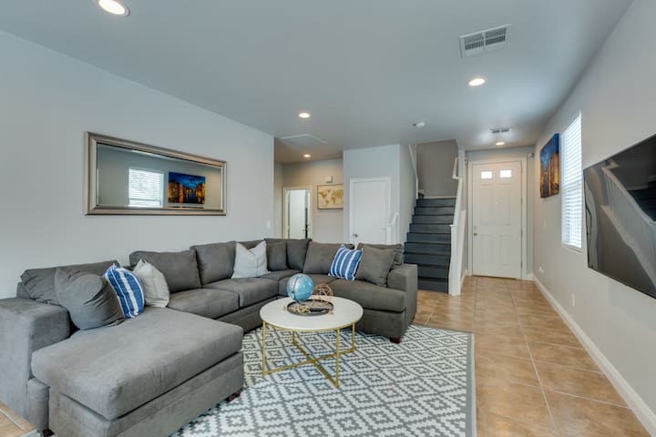 Fabulous 5 BR Pool Home close to Strip