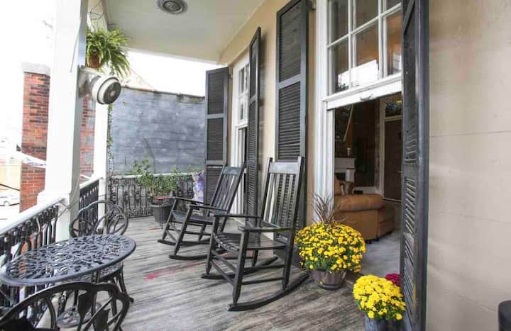 皇家套房超棒的室外淋浴间、私人阳台、按摩浴缸、组合沙发、冰箱、智能直播电视  