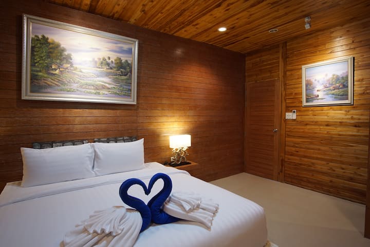 חדר שינה שלישי בקומה השנייה, מיטת קינג סייז,עם מזרן קפיצי איכותי.