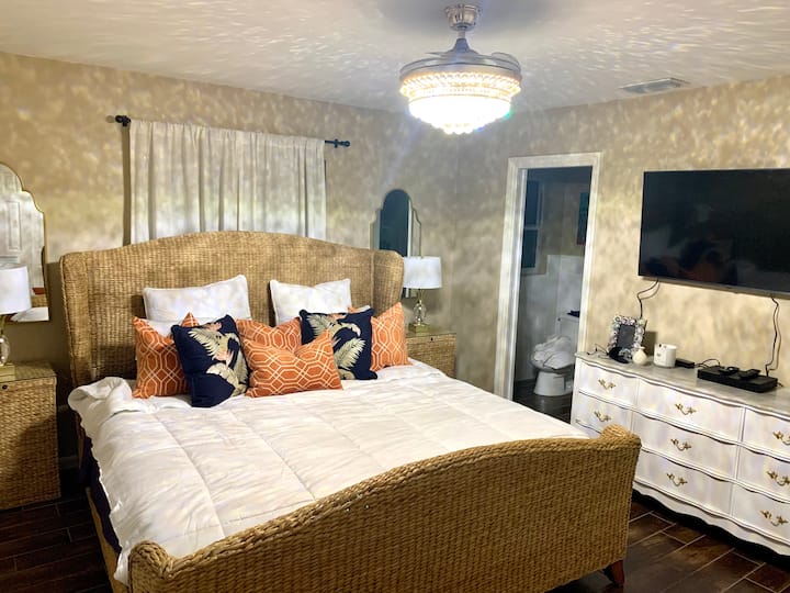 Primärt sovrum med eget badrum och två klädskåp och  en DUBBELSÄNG