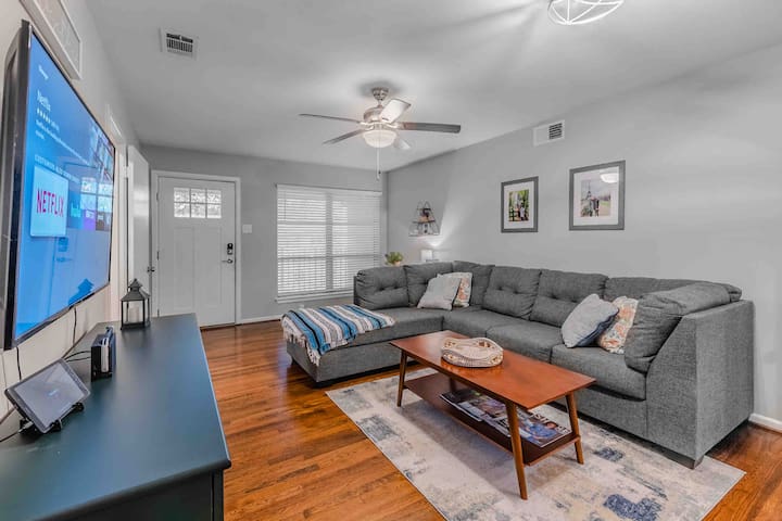 Cozy 3BR Home Smart TV Fire Pit, 15 min Downtown