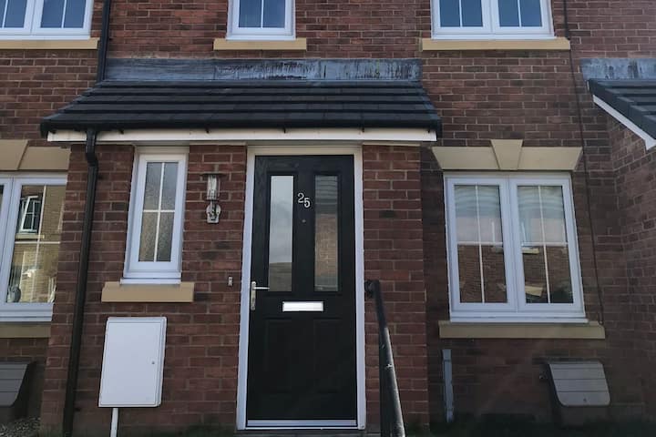 Sleeps 3, Joshua v Parker Weekend