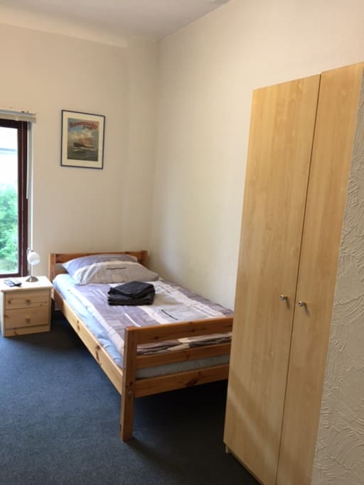 gemütliches Bett, geräumiger Schrank