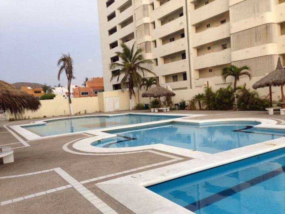 Alberca área común con acceso a pie de playa.
Dos grandes, un chapoteadero