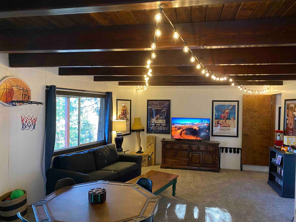 SALLË LOJËRASH - Këtu fëmijët e tu vijnë për të luajtur dhe nuk ankohen kurrë për largimin. Kemi basketboll të brendshëm, tavolinë pokeri, video lojëra, televizor vintage me filma, shigjeta, çerdhe lodrash sekrete për fëmijë me gjoks lodrash. Kjo dhomë është vërtet argëtuese për familjen! 