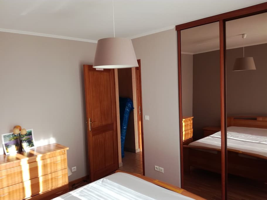 CHAMBRE 1 - GRAND PLACARD DE RANGEMENT + COMODE