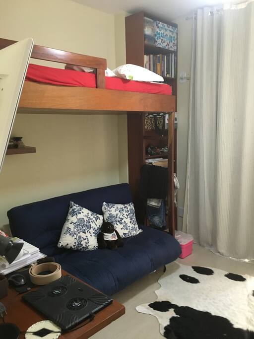 Bedroon with a couple sofa, ar conditioner, TV and Ceiling fan