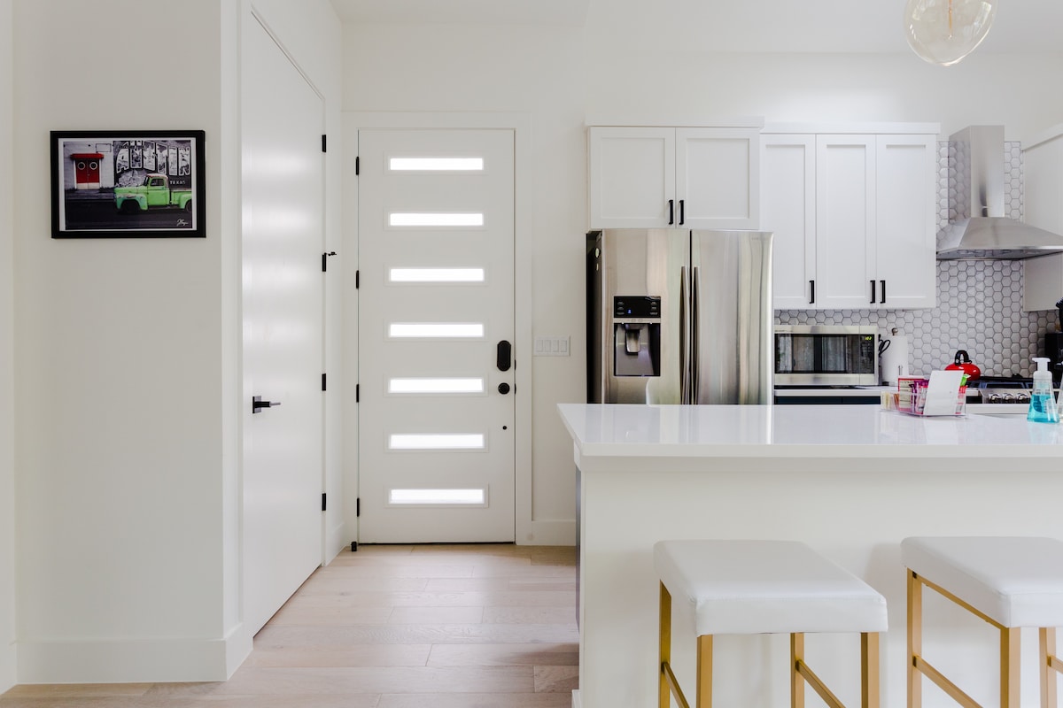 Bright & Modern SoCo Retreat, Minutes from DT!