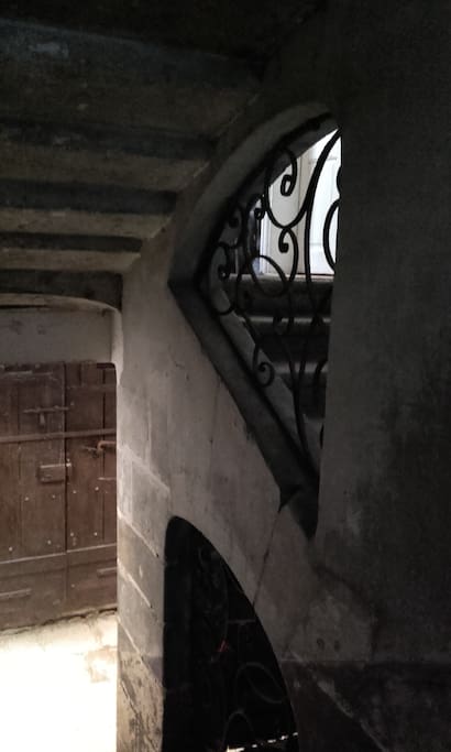 La cage d'escalier est d'époque.