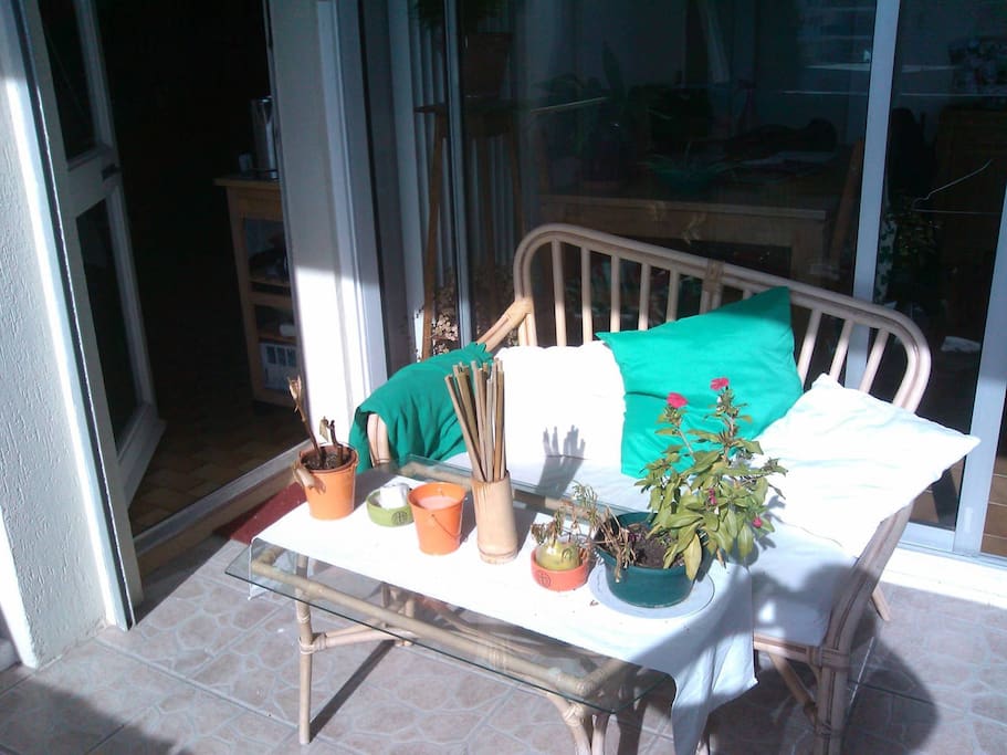terrasse de 10m2 avec petit canapé, table basse, mais aussi petite table & 2chaises, et transat