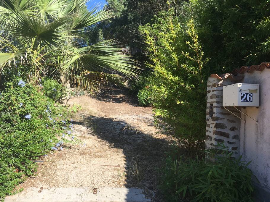 Entrée jardin Villa Marguerite depuis la Corniche du Pin PIgnon