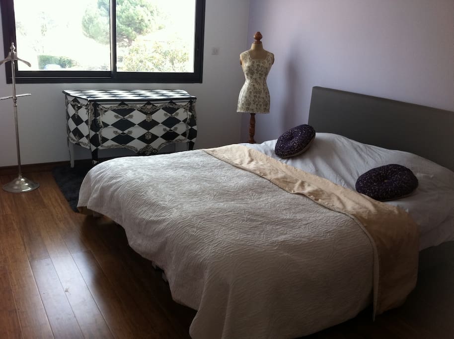 Chambre avec un lit king size