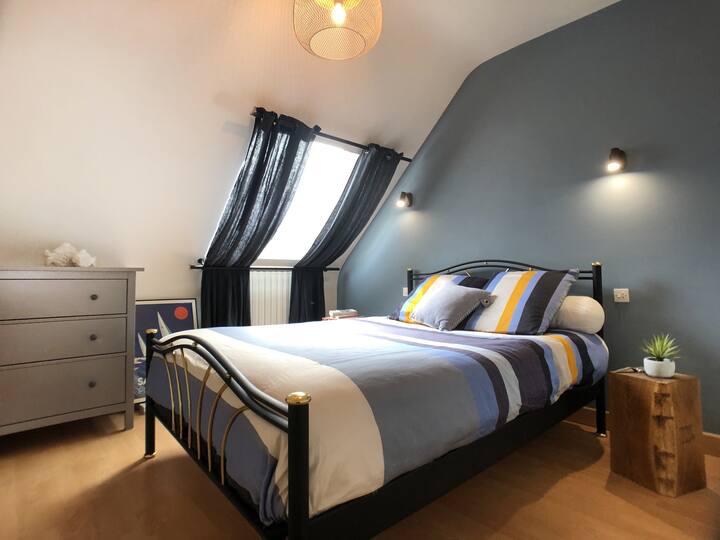 Chambre avec lit de 140 cm x 200 cm
(Double bedroom)