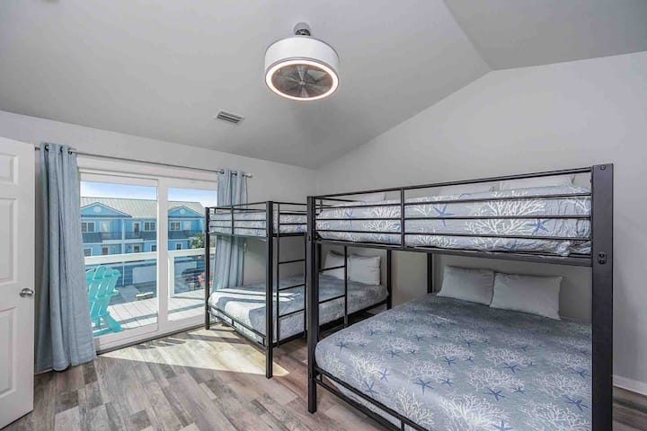 2 - Queen over Queen Bunks Suite with epic SUNSET Balcony