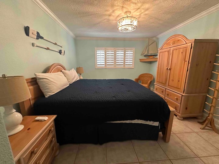 Dormitorio principal del segundo piso con cama King y  baño privado. 