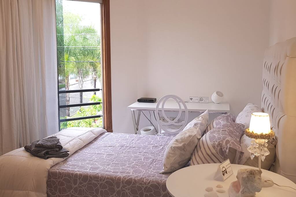 a 2 cuadras de la Avenida Santa Teresa, en una calle empedrada donde se puede dormir fantásticamente bien // 2 blocks from Santa Teresa Avenue, on a stone street where you can sleep fantastically well