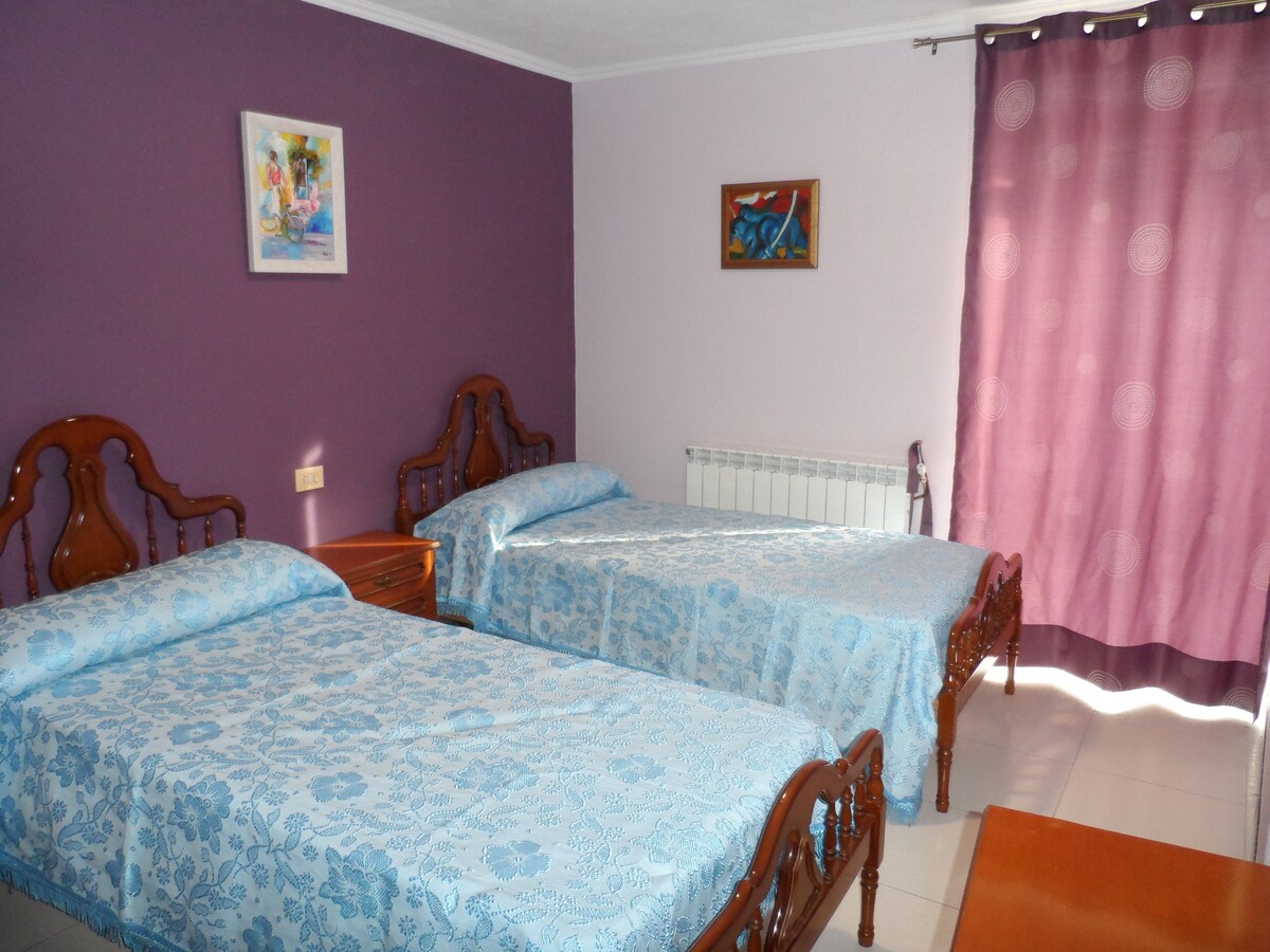 غرفة نوم بسريرين مزدوجين