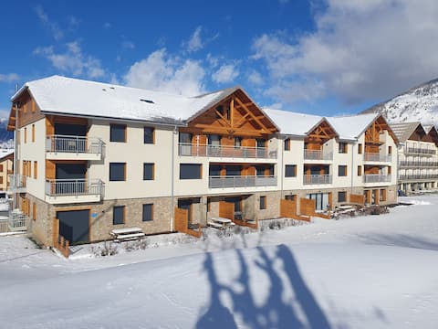 Recent 2-bedroom ski-in/out