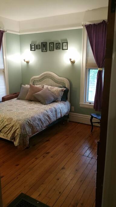 The Vallely Room - Full-Size Bed