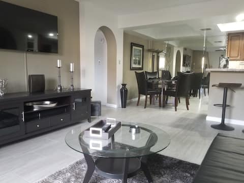 Top Airbnb: Beautiful/Clean N Mtn Tapatio Condo! No Ex Fees! in North Mountain
