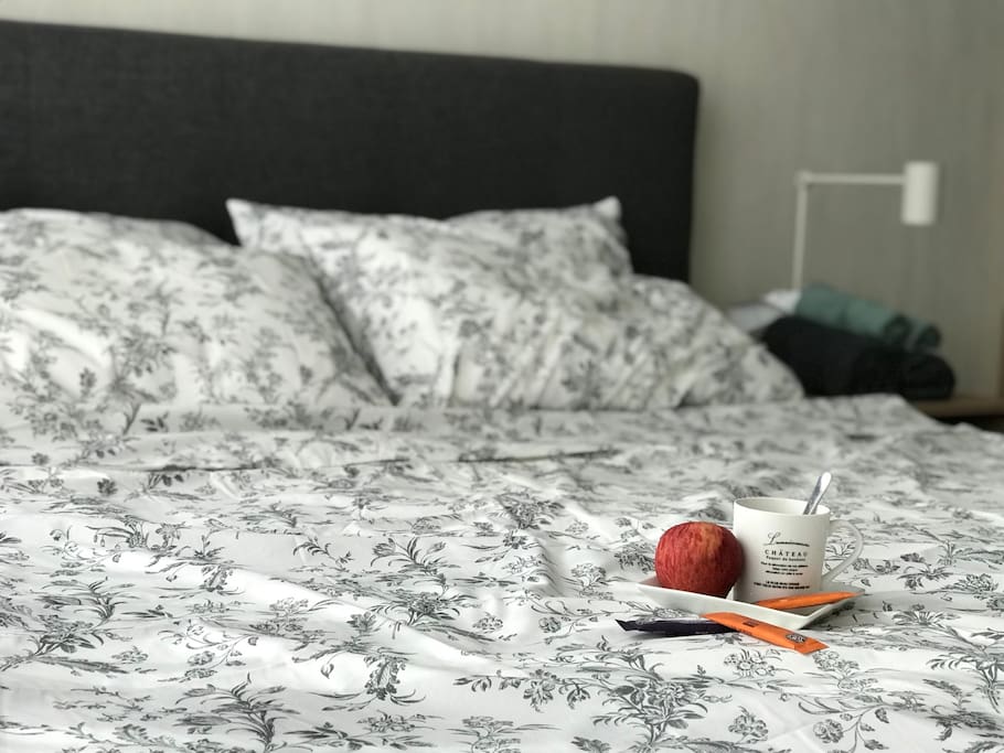 King size bed, fresh bedsheets. Have a refreshing nights sleep!
