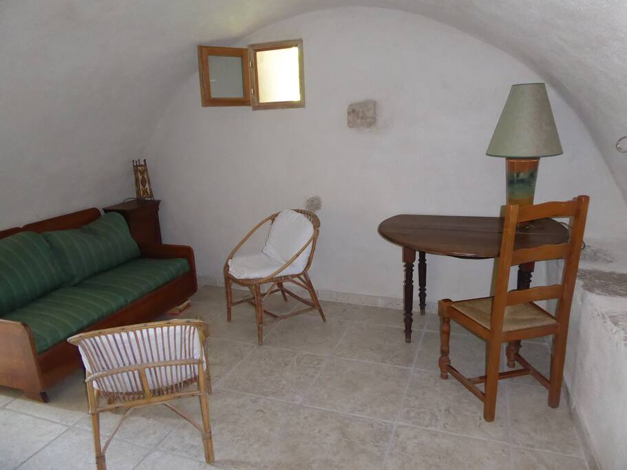 Deuxième salon de la voûte avec canapé, petits fauteuils, matelas pour la sieste et bureau