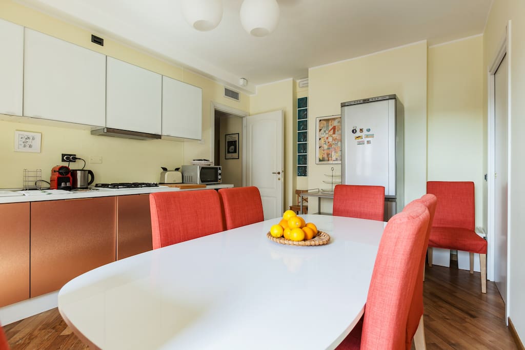 The equipped kitchen & the dining table