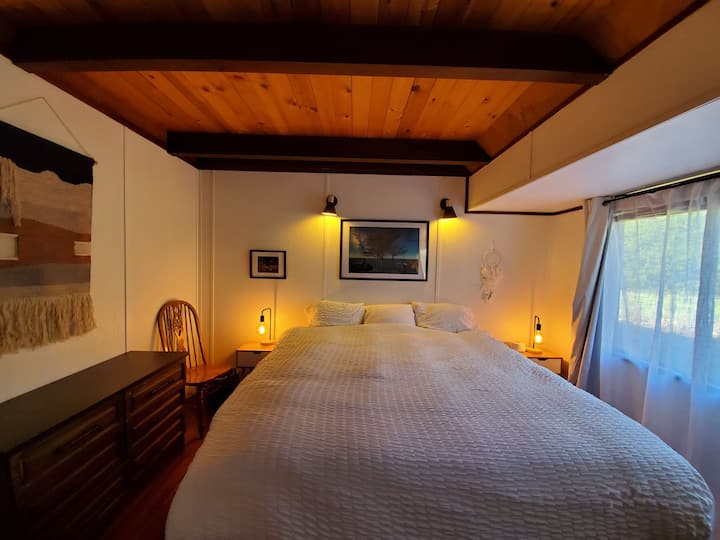 غرفة نوم في الطابق السفلي 1. مرتبة نيست كينغ هايبرد مع غطاء علوي من لاتكس.
