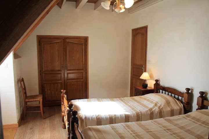 el dormitorio con dos camas individuales arriba / the twin bedroom at first floor