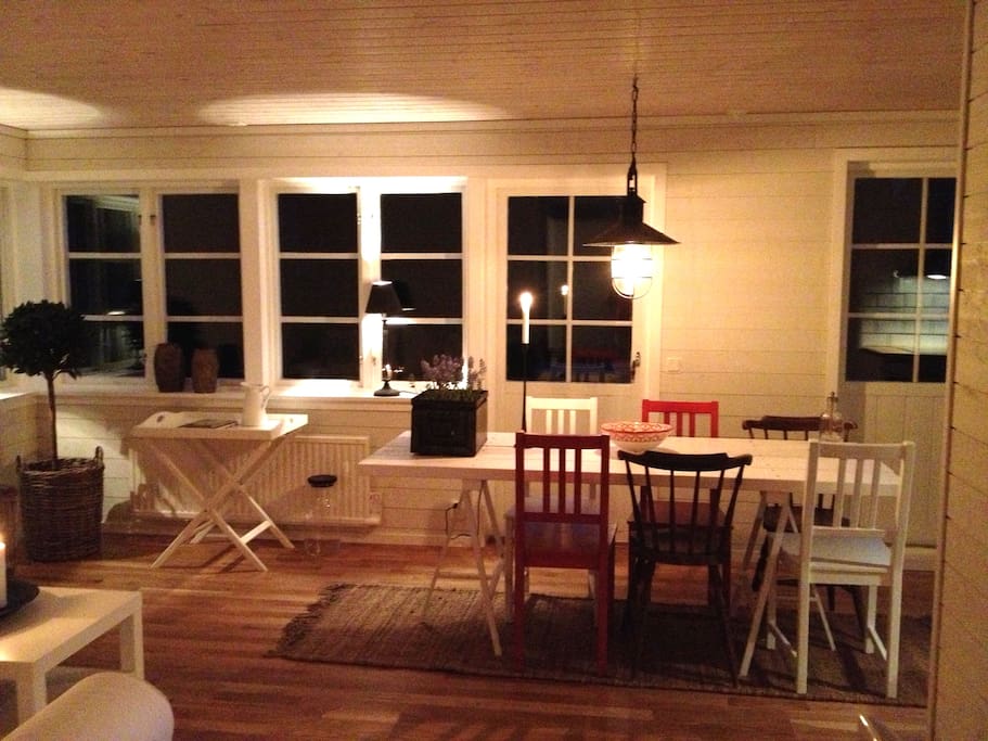 Sällskapsrum och matdel med plats för sex personer