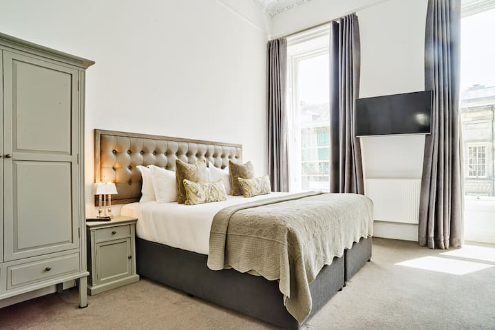 Stylish Edinburgh Suite in the City Centre