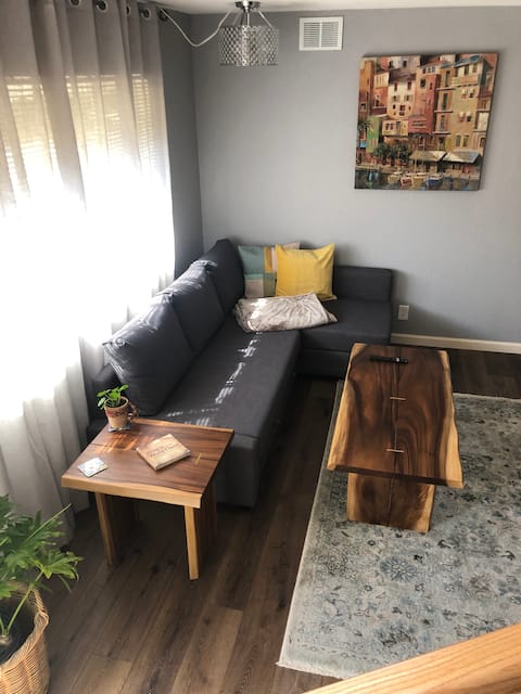 Popular Airbnb listing: Charming, Private Townhouse, Centrally Located in Oakland / Berkeley